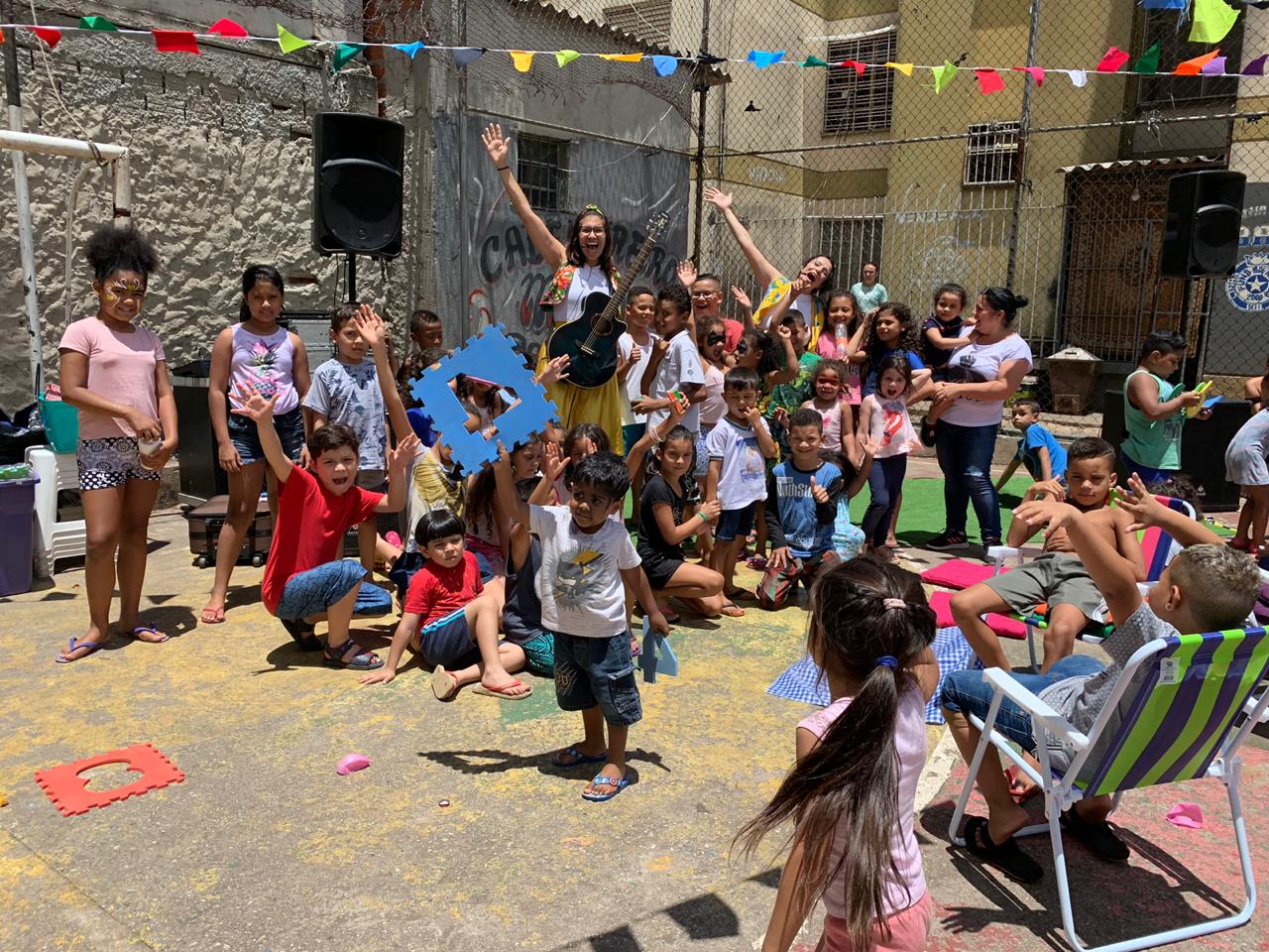 Comunidade local com público infantil e adulto durante a programação da caravana cultural